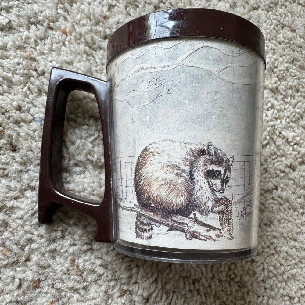 Vintage Flambeau Wildlife Mugs Set 2 Robert J May Raccoon Robin Brown Plastic - Picture 4 of 9